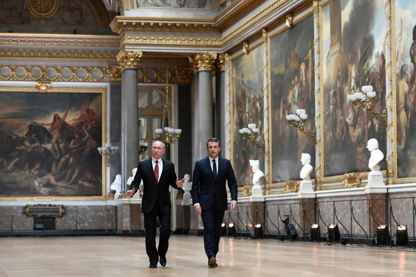 Emmanuelis Macronas su Vladimiru Putinu susitiko Versalio rūmuose. <br> „Reuters“/„Scanpix“ nuotr.