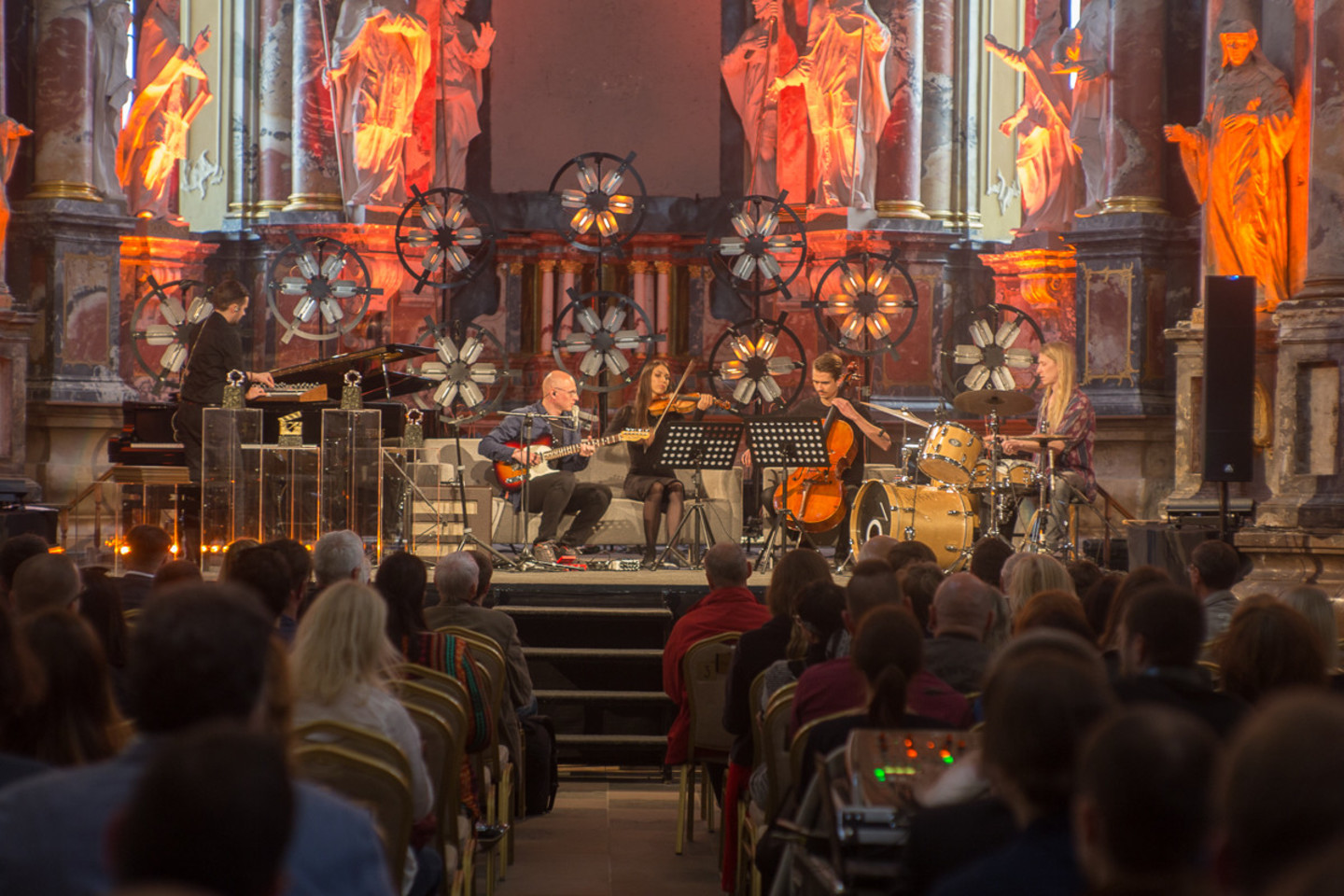  Šv. Kotrynos bažnyčioje  pasirodė kompozitoriaus ir dainų autoriaus D.Strupinsko grupė. <br> Rengėjų nuotr.