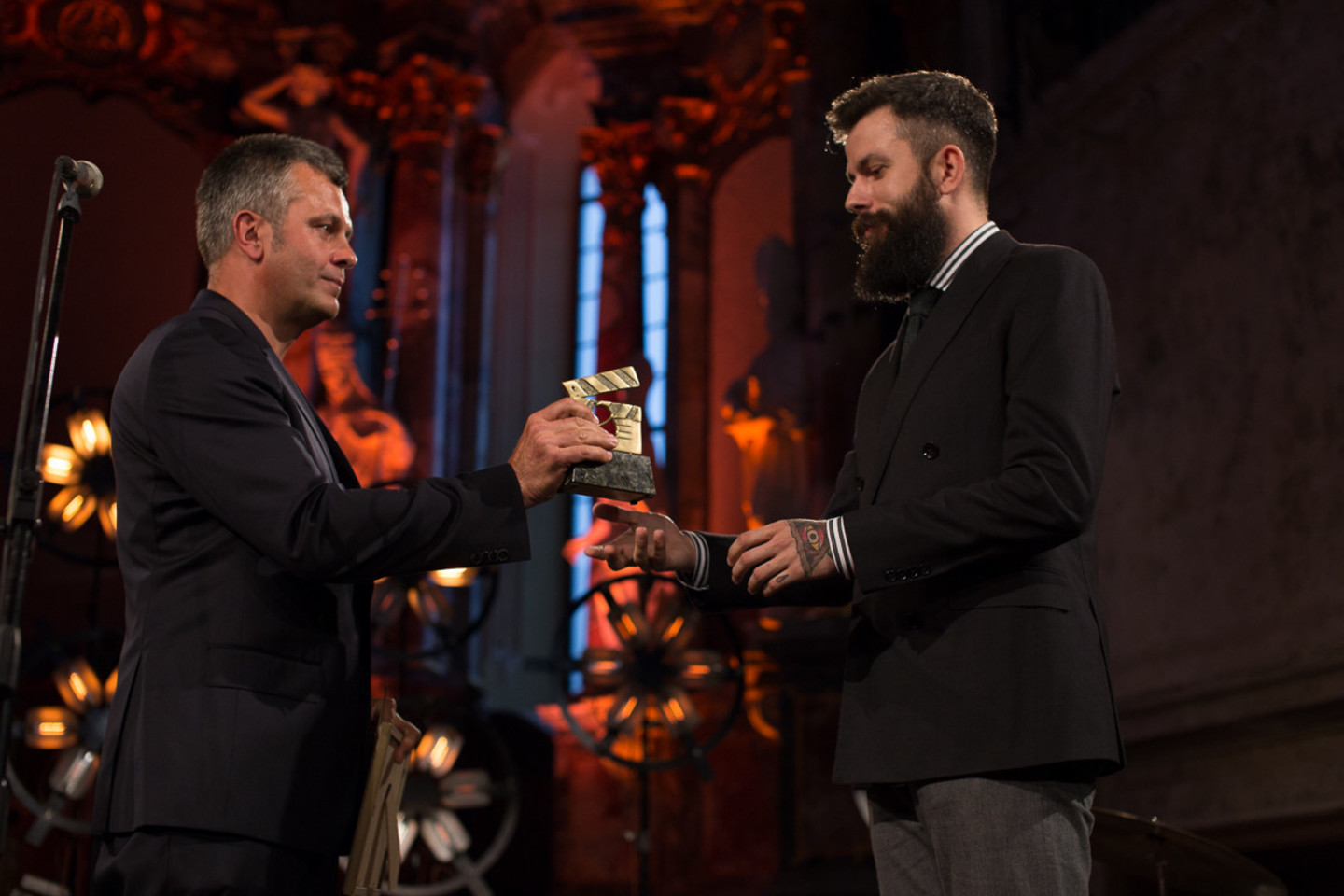  „Gilės“ apdovanojimą už geriausią jaunojo kino operatoriaus darbą atsiėmė operatorius J.Tichonovas. <br> Rengėjų nuotr.