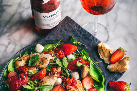 Labiausiai vasaros laukiamos uogos – braškės: gaminame salotas su vištiena, išmėginame braškių vyną