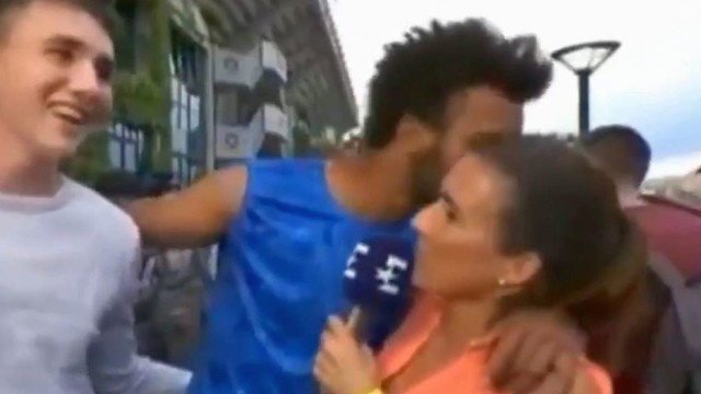 Bandymas pabučiuoti žurnalistę garsiam tenisininkui skaudžiai atsirūgo 