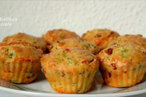 Kefyriniai keksiukai su kumpiu ir daržovėmis. Tiks ir iškylai, ir į darbą