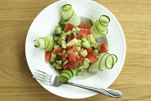 Salotos, kurios gali pakeisti ir pusryčius, ir vakarienę