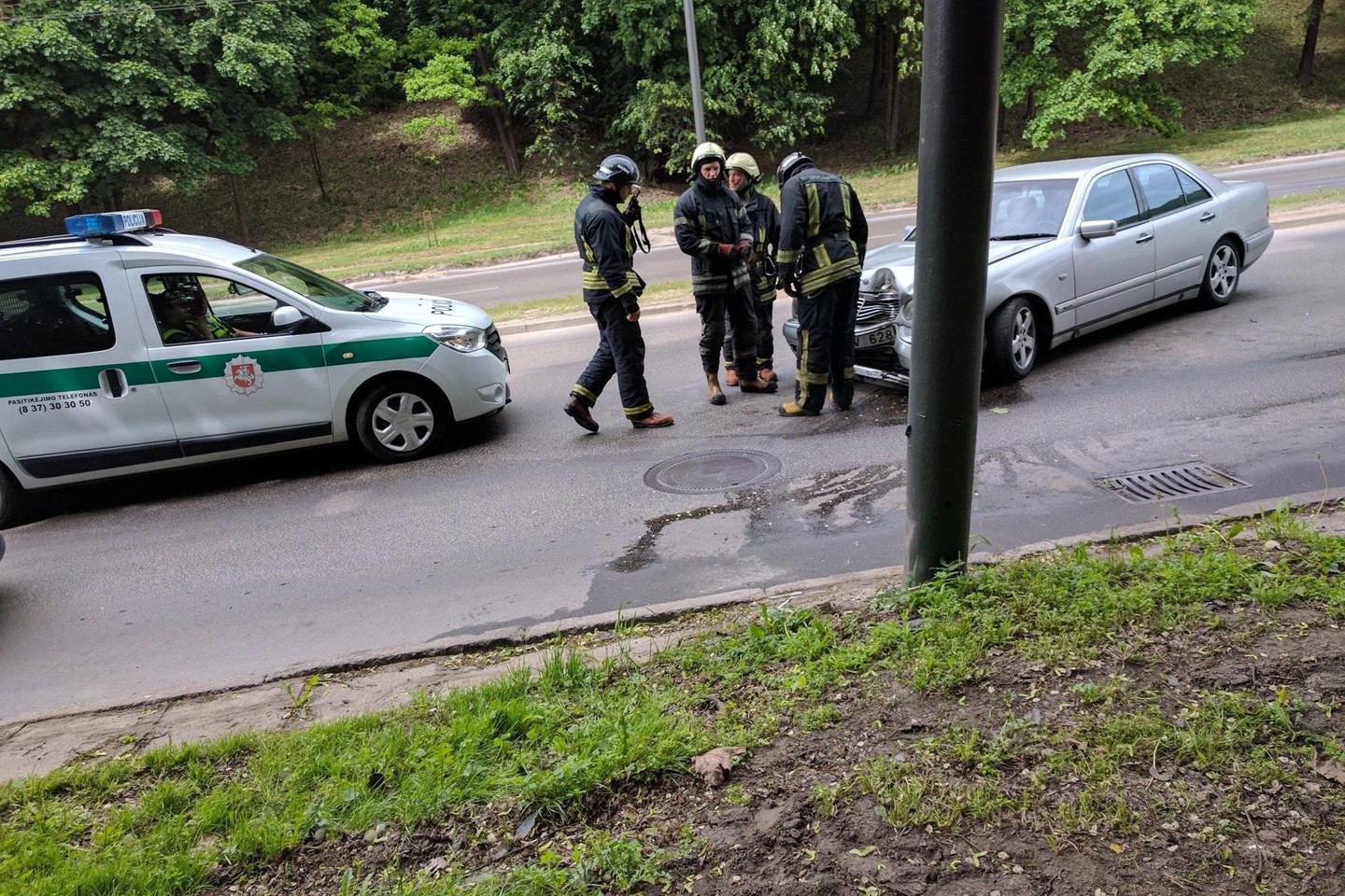 Trečiadienį Kaune į stulpą įsirėžė lengvasis automobilis.
