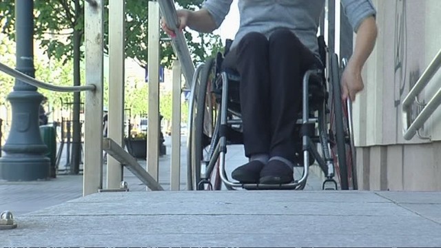 Apie valdininkų draudimą sužinojusi neįgalioji: galbūt norėtų įsėsti į vežimėlį? 