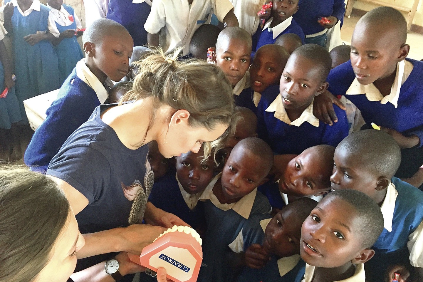 Lietuviams teko Kenijos gyventojus mokyti higienos įpročių – savanoriai mokyklose vaikams išdalijo tūkstantį šepetukų ir pastų tūtelių, mokė valytis dantis. Viliamasi, kad jie išmoks prižiūrėti dantis.