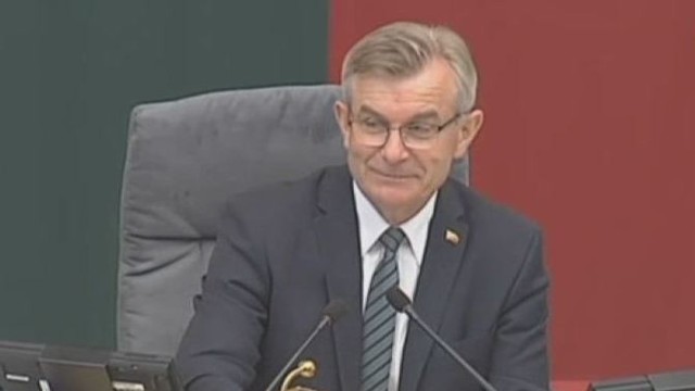 Prajuokino Seimo pirmininką: prieš balsavimą dėl alkoholio pataisų seimūnams prireikė atokvėpio