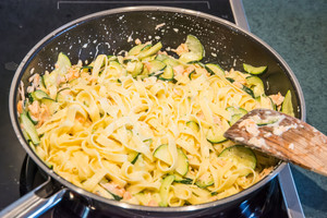 Makaronai su lašiša ir cukinijomis: niekas neatsisakys pakartoti