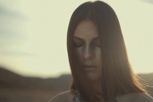 Pamatykite: SEL bendražygė Camille keičia slapyvardį ir pristato Kipre nufilmuotą klipą