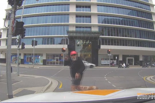 Užfiksavo, kaip be jokios priežasties vairuotoją aprėkęs pėsčiasis gavo tai, ko nusipelnė