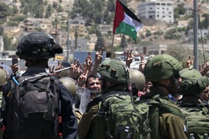 Palestinietė peiliu subadė Izraelio karį ir buvo pašauta