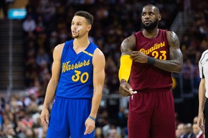 Nenuspėjamas NBA finalas: ar „Warriors“ lyderis Stephenas Curry atims iš LeBrono Jameso titulus ir žiedą?