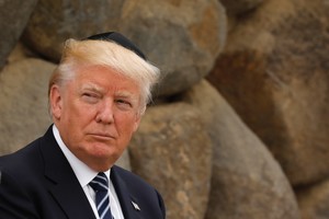 Trumpas nusprendė kol kas neperkelti JAV ambasados Izraelyje į Jeruzalę