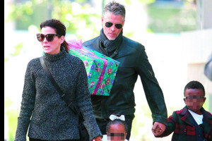 Aktorė Sandra Bullock išsiskyrusi su vyru ir įsivaikinusi du vaikus vėl švyti laime