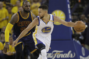 NBA superfinalo startas – „Warriors“ sutraiškė čempionus „Cavaliers“