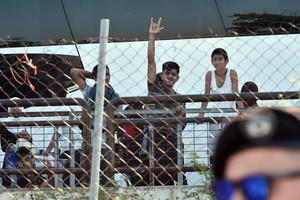 Graikijos policija baigia evakuoti laikiną migrantų stovyklą Atėnuose