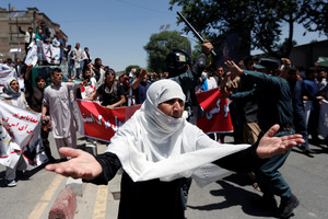 Kabule įpykę afganai reikalavo vyriausybės atsistatydinimo dėl 90 gyvybių nusinešusio sprogdinimo