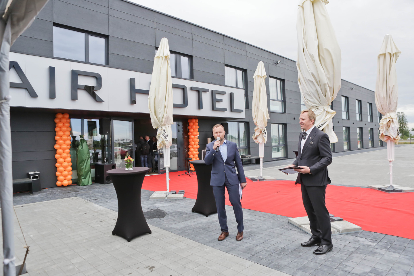 Šalia Kauno oro uosto Karmėlavoje penktadienio popietę duris atvėrė naujas viešbutis „Air Hotel“.<br> G.Bitvinsko nuotr.