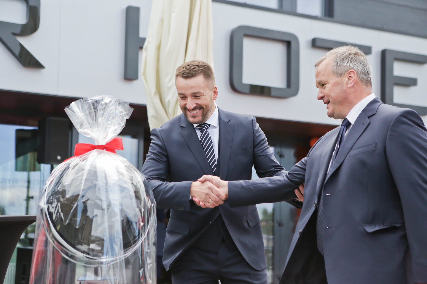 Šalia Kauno oro uosto Karmėlavoje penktadienio popietę duris atvėrė naujas viešbutis „Air Hotel“.<br> G.Bitvinsko nuotr.