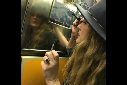 Eilinė mergina? Drew Barrymore makiažą daro traukinyje