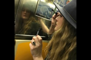 Eilinė mergina? Drew Barrymore makiažą daro traukinyje