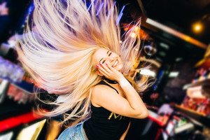 Naktinės sostinės linksmybės: vasariškai nusiteikę merginos kaitino vyrų kraują