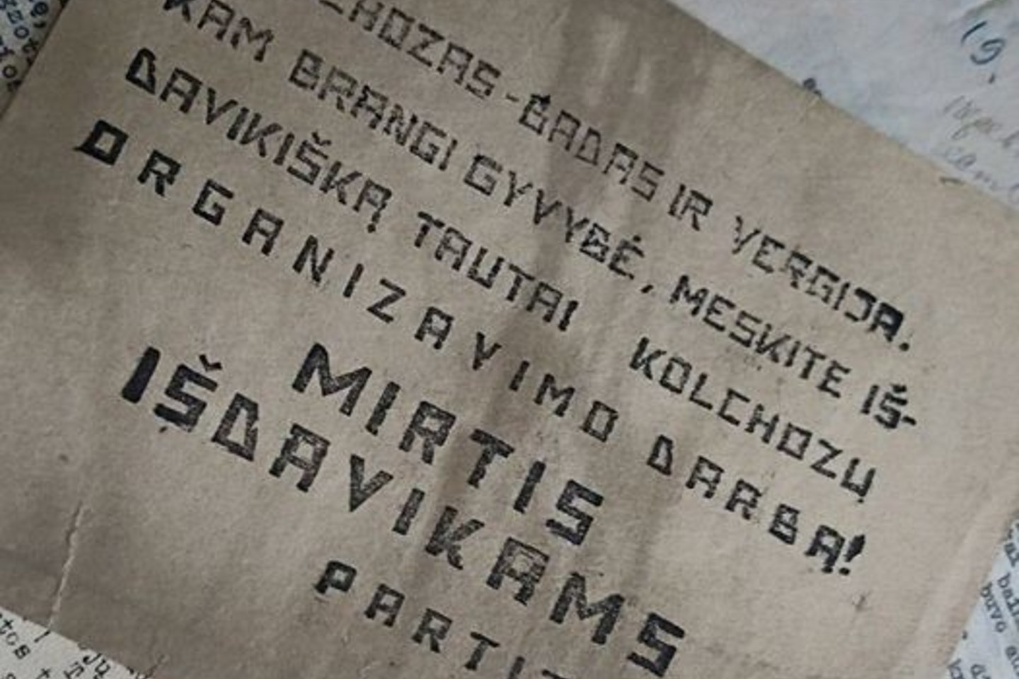 Šią savaitę socialiniame tinkle „Facebook“ konservatorių atstovės Agnės Zalanskaitės paskyroje buvo aptariamas originalus dokumentas - rezistencijos kovų metu platintas atsišaukimas, kuriame rašoma „Kolchozas - badas ir vergija. Kam brangi gyvybė, meskite išdavikišką tautai kolchozų organizavimo darbą! Mirtis išdavikams. Partizanai“.