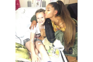 Prieš labdaringą koncertą Ariana Grande aplankė gerbėjas, išgyvenusias teroro aktą