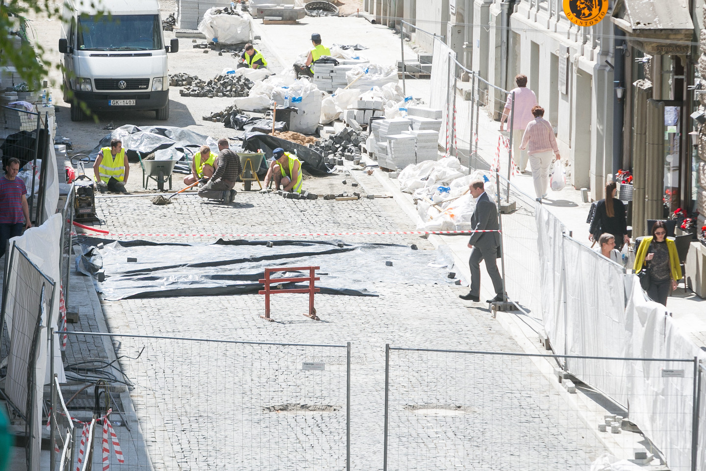  Paaiškėjus, kad šaligatvis nekokybiškas, darbininkai sostinės Vilniaus gatvėje puolė lupti trinkelių.<br> T.Bauro nuotr.
