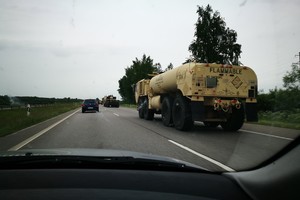 Prie Kauno susidarė didžiulė spūstis: vežė įspūdingą karinę techniką