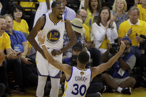 „Warriors“ išsijuokė iš NBA čempionų ir finalo serijoje jau pirmauja 2:0