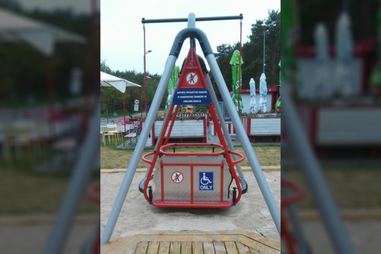 Supykdė vaizdelis prie sūpynių Palangoje – iš tėvų to nesitikėjo