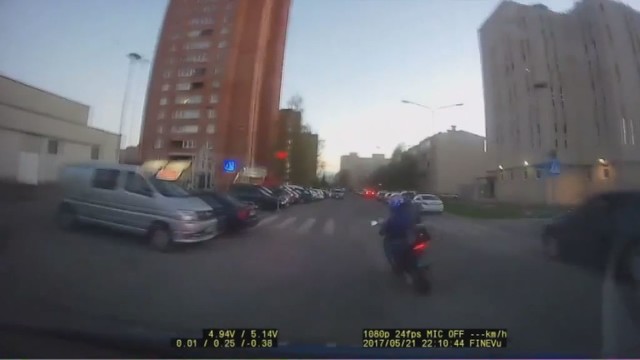 Estijoje įžūlų motociklininką sustabdė ne policija, o moteris, rankine vožusi bėgliui