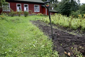 Kas atsitinka su namais, kai vyrai išvyksta  dirbti į užsienį, o moterys  lieka vienos