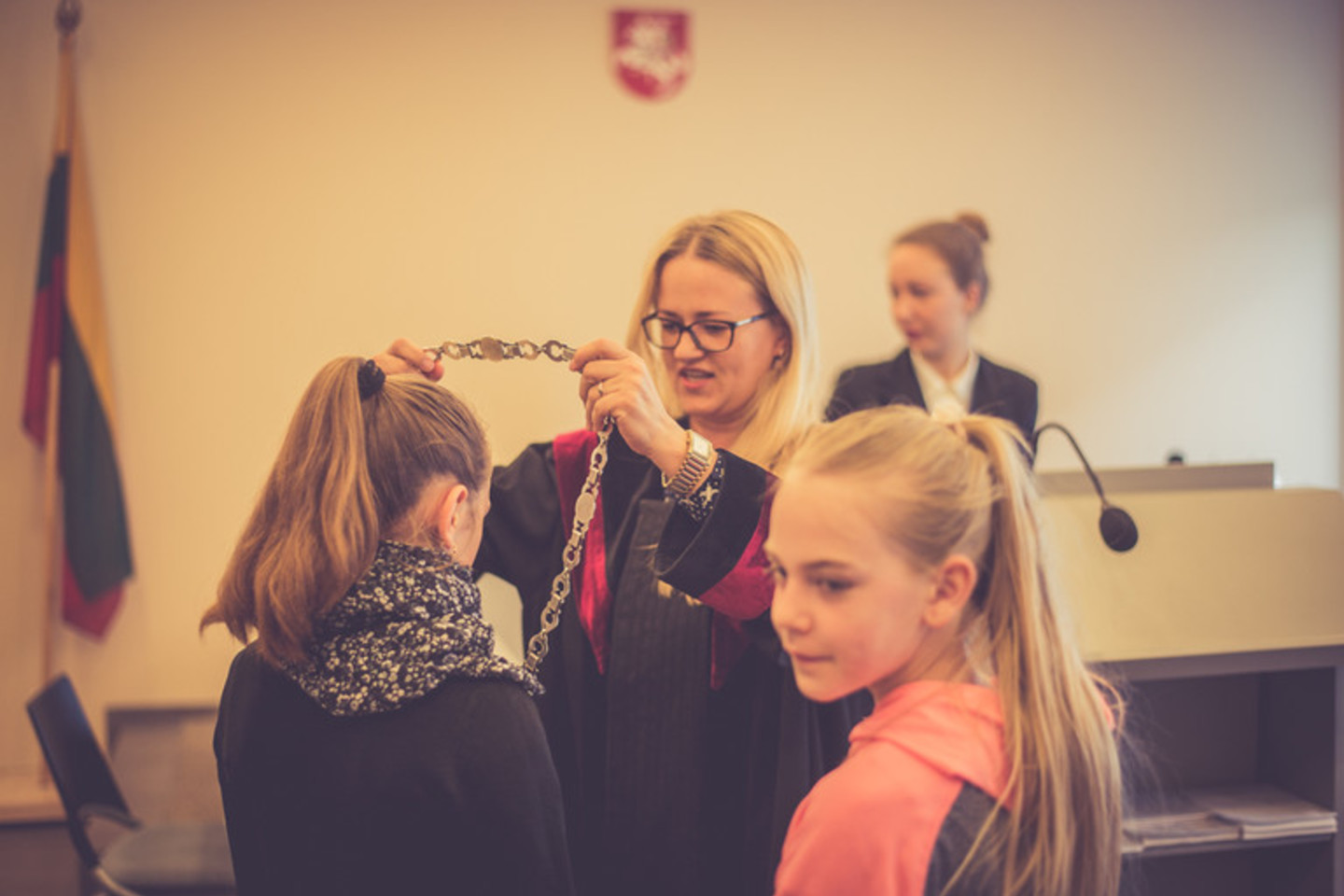  Kauno teisme vaikai ir teismo darbuotojai dalyvavo posėdžio inscenizacijoje. <br> K.Akulovos nuotr. 