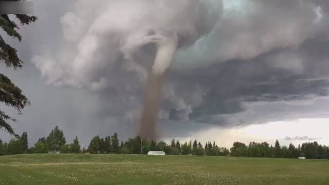 Kanadietis naudodamas „time lapse“ funkciją užfiksavo įspūdingą tornadą