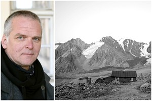 Audrius Stonys Sidabrinės gervės statulėles patikėjo saugoti muziejui