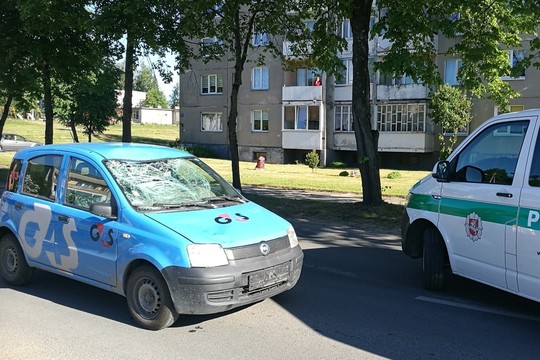 Girtas vyras tarnybiniu G4S automobiliu partrenkė pėsčiąjį