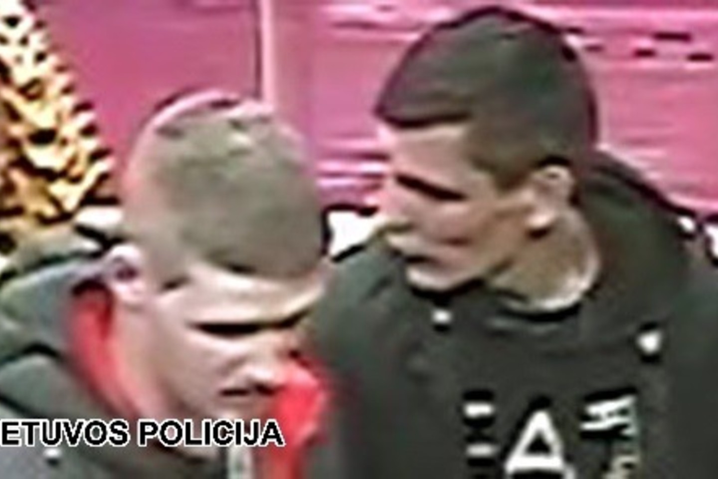 Gal atpažįstate Panevėžyje parduotuvės durų stiklą išdaužusius chuliganus?