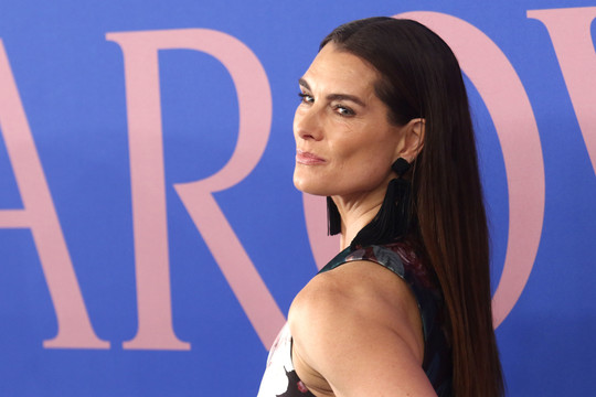 Sekso simboliu tituluota Brooke Shields apdovanojimuose suspindo jaunyste 