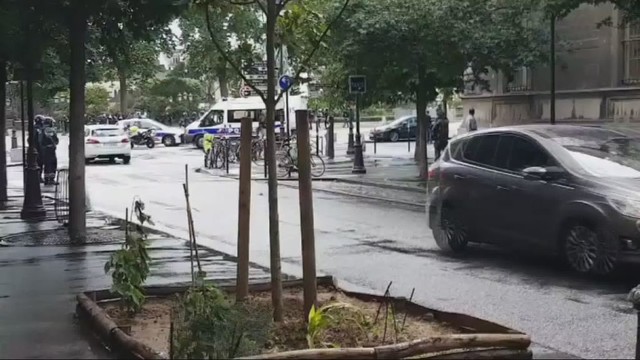 Paryžiaus centre aidėjo šūviai: vyras užpuolė policininką