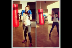 Šeštą mėnesį nėščia Baiba Skurstenė-Serdiukė pluša kikbokso salėje