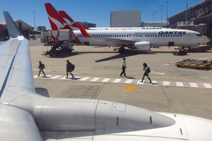 Australų aviakompanija „Qantas“ neleis Kataro piliečiams skristi į Dubajų