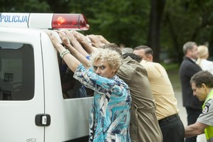 Algio Ramanausko filmas „12 Kėdžių“ šluosto nosis vagims ir fiksuoja rekordus