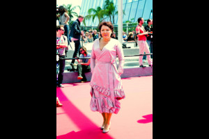 Kanai nuvylė ir stebino: nuo basučių krūmuose iki suknelių varžytuvių