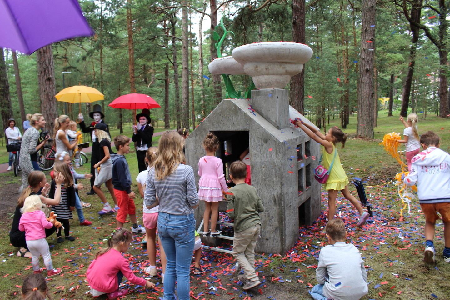 Pasakas iliustruojančios skulptūros tampa vaikų žaidimo aikštelėmis. <br> E.Kazlaučiūnaitės nuotr.
