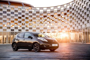 Naująjį elektromobilį „Leaf“ pristatantis „Nissan“ vairuotojams dovanos pilnus bakus degalų