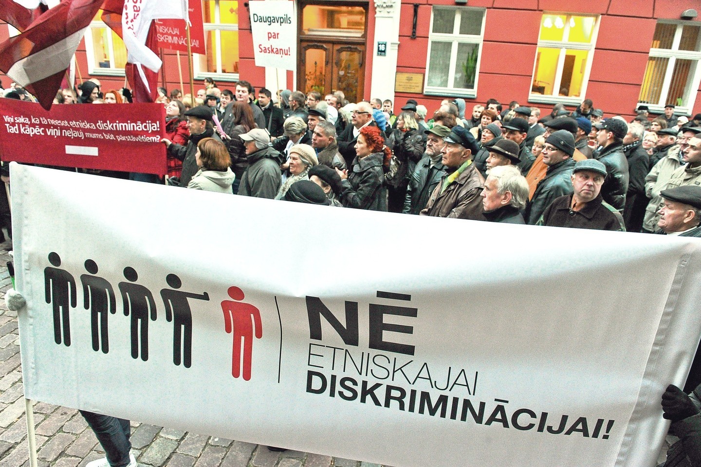 Latvijos rusakalbiai reikalauja lygių teisių darbo rinkoje.
