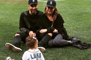 Garsieji tėveliai Johnas Legendas ir Chrissy Teigen dukrą mokė beisbolo subtilybių