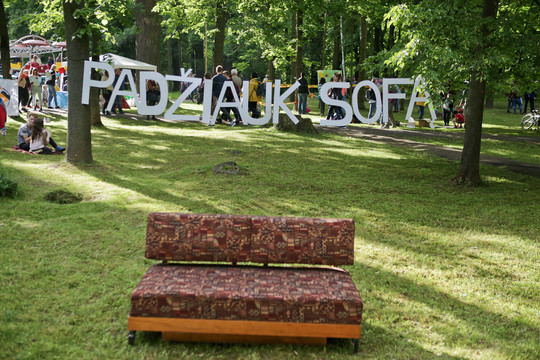  Vytauto parke kauniečiai "džiovė sofą".<br> G.Bitvinsko nuotr.